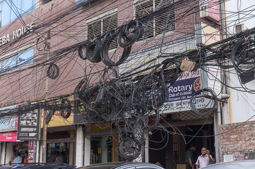 Here the wires even hang down on parked cars...