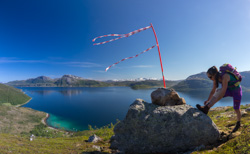 Festive marking on the ridge, with a great view towards Nordtinden, Skulsfjord and Bellvika