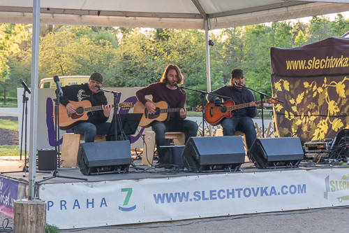 Music in the park - very nice, though these guys could hardly pronounce the English they were singing and sometimes changed the whole meaning of the lyrics ;) 