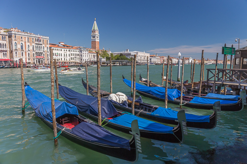 Gondola's in front of Basilica di Santa Maria della Salute