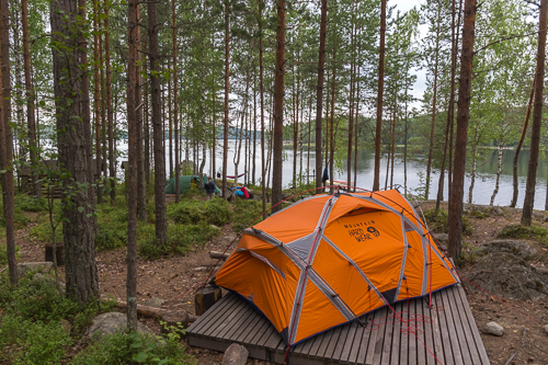 My beloved tent, it just about fit on the platform with the help of a tree trunk ;)