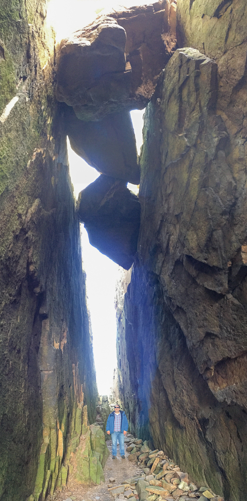 Michiel and the hanging rocks