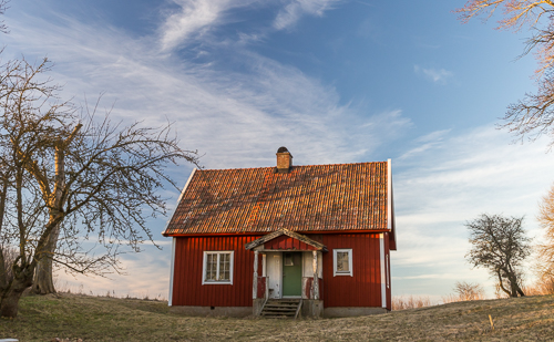 A cute (and a bit abandoned) cottage at the end of the path