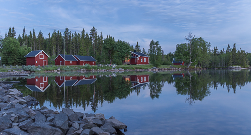 A couple of cabins at Gjerdingen Dam, and if you look closely there are two tents in use by cyclists