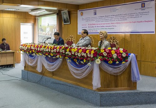 Lots of flowers, and from left to right: the director of BMD (Bangladesh Meteorological Department), the senior secretary of the Ministry of Defense, and the Norwegian ambassador to Bangladesh (Merete Lundemo)