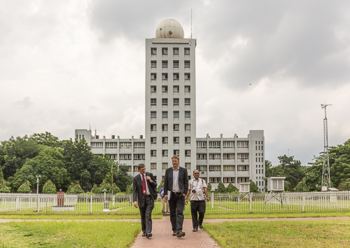 Eivind, Hans Olav and Shadekul in front of the main building