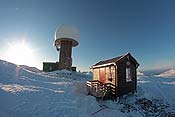 The small DNT cabin in the foreground, the huge flight radar in the background
